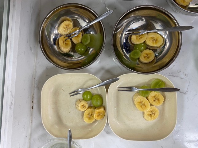 Phụ huynh tố trường quốc tế AMIS cắt xén khẩu phần ăn của trẻ mầm non - Ảnh 4.