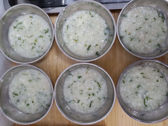 Phụ huynh tố trường quốc tế AMIS cắt xén khẩu phần ăn của trẻ mầm non - Ảnh 2.