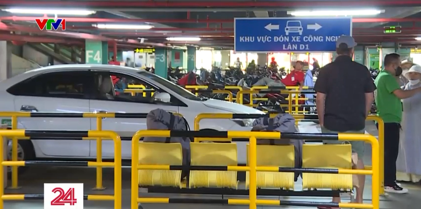 Thu hồi quyết định thu thêm phí taxi ở sân bay Tân Sơn Nhất - Ảnh 1.