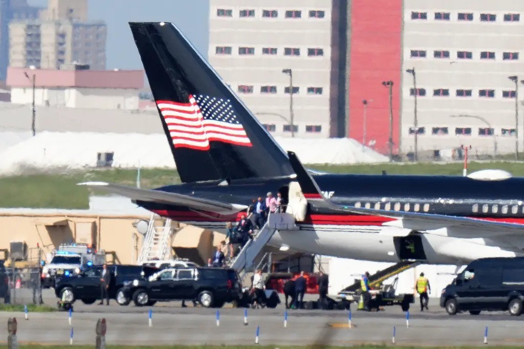 Chiếc Boeing 757 mạ vàng của Donald Trump - Ảnh 3.