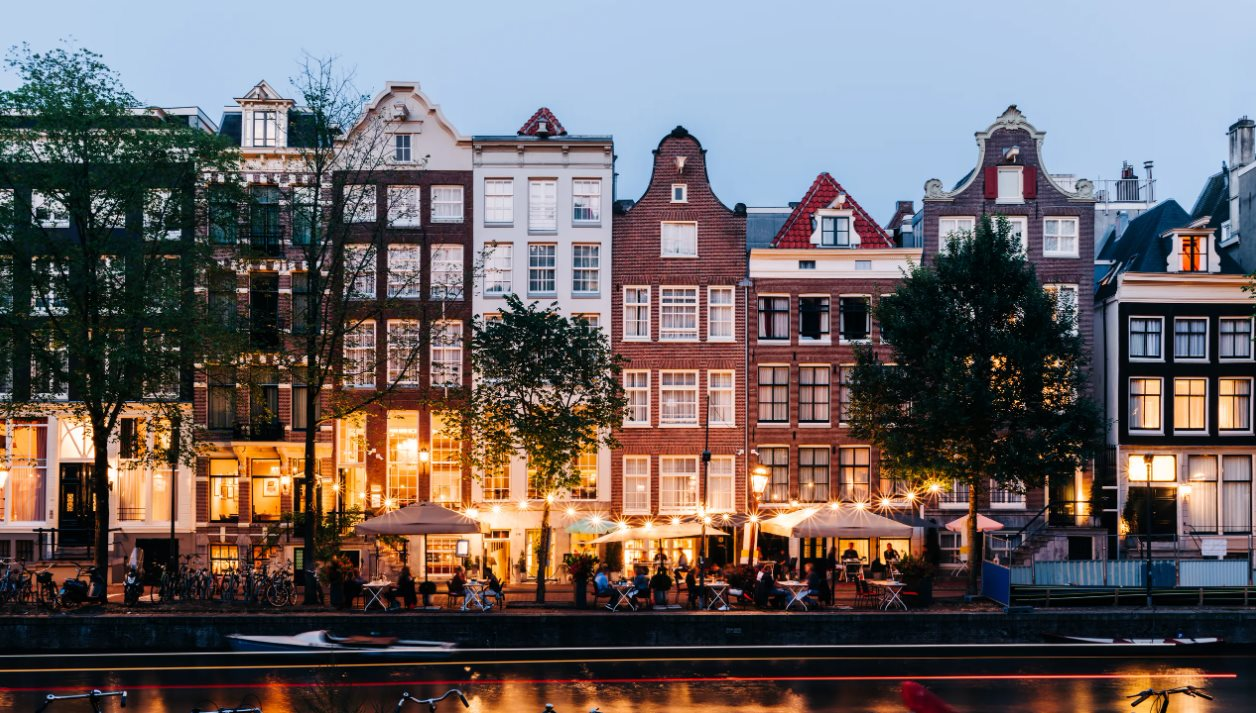 Chuyện lạ: Amsterdam chạy chiến dịch 'Stay Away', 'đuổi' bớt khách du lịch, biết lý do nhiều người ủng hộ nhiệt tình - Ảnh 1.