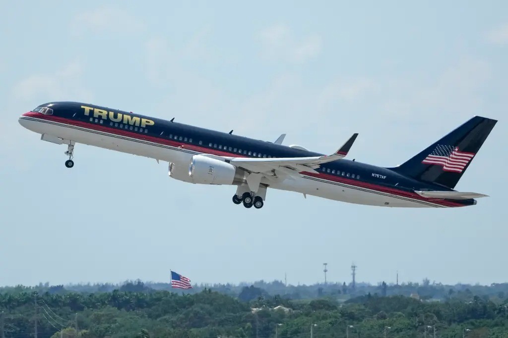 Chiếc Boeing 757 mạ vàng của Donald Trump - Ảnh 1.