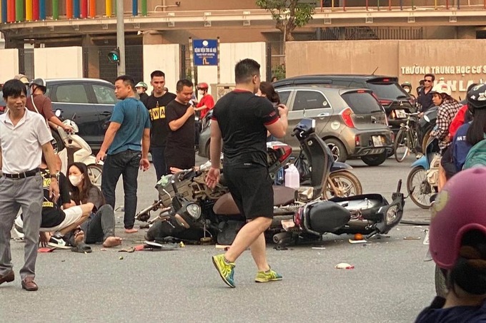 Hà Nội: Xe điên tông liên hoàn 12 xe máy, 14 người bị thương - Ảnh 2.