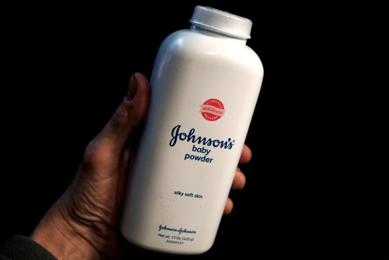 Sản phẩm gây ung thư, Johnson & Johnson “dùng chiêu” để tránh bồi thường  - Ảnh 1.