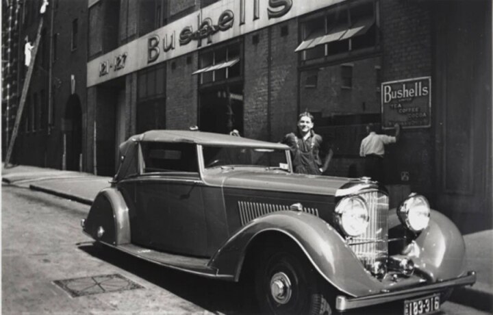 Nằm xó 50 năm, siêu xe Bentley mục nát vẫn được bán đấu giá 1,7 tỷ đồng - Ảnh 1.