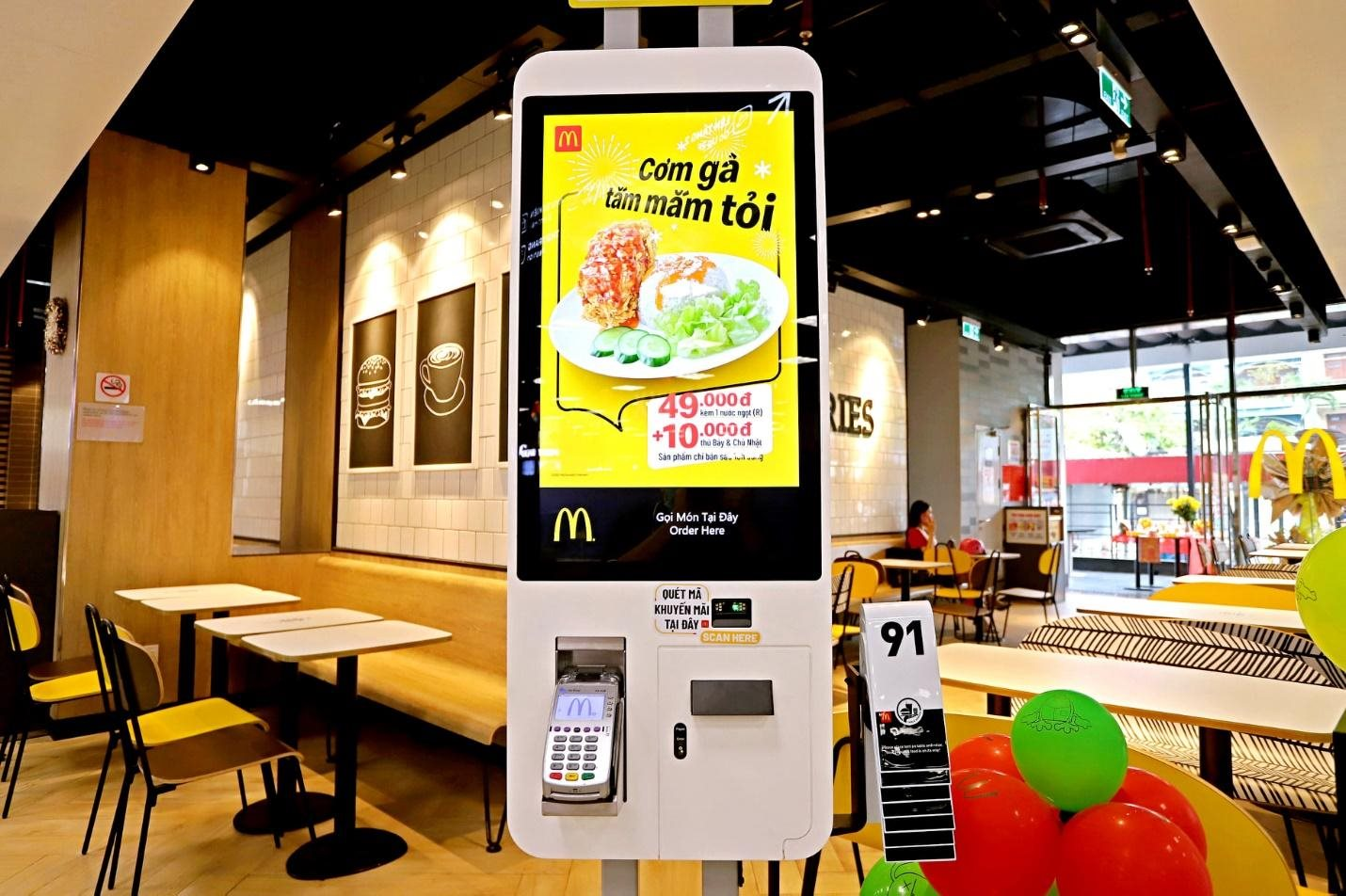 Con số &quot;ám ảnh&quot; trùng hợp giữa McDonald's và Starbucks tại thị trường Việt Nam: Mở 100 cửa hàng trong 10 năm - Ảnh 1.