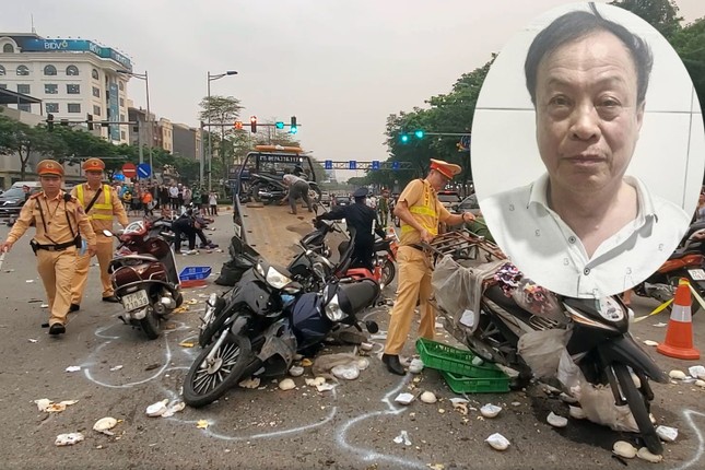 Khởi tố vụ án, tạm giữ hình sự tài xế ô tô tông 17 xe máy ở Hà Nội - Ảnh 1.
