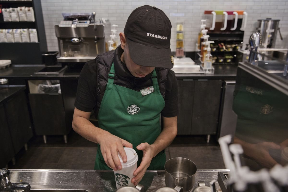 Starbucks gặp rắc rối lớn: Khách hàng tố sản phẩm tâm huyết 'cà phê dầu ô liu' khiến họ buồn nôn, đi ngoài - Ảnh 4.