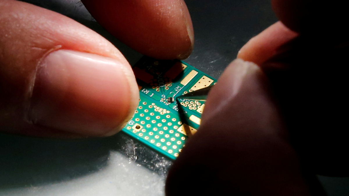 Lợi nhuận thấp nhất trong 14 năm, Samsung cắt giảm sản lượng chip - Ảnh 2.