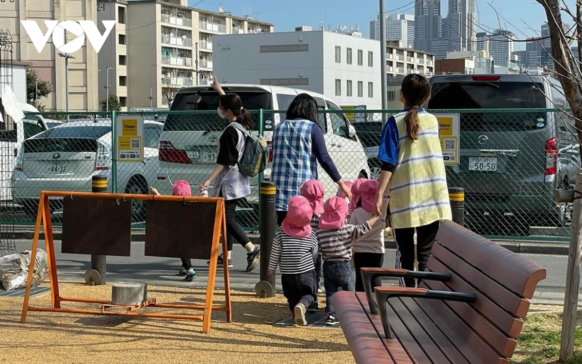 Nhật Bản đang đối mặt nguy cơ “biến mất” do tỷ lệ sinh thấp - Ảnh 1.