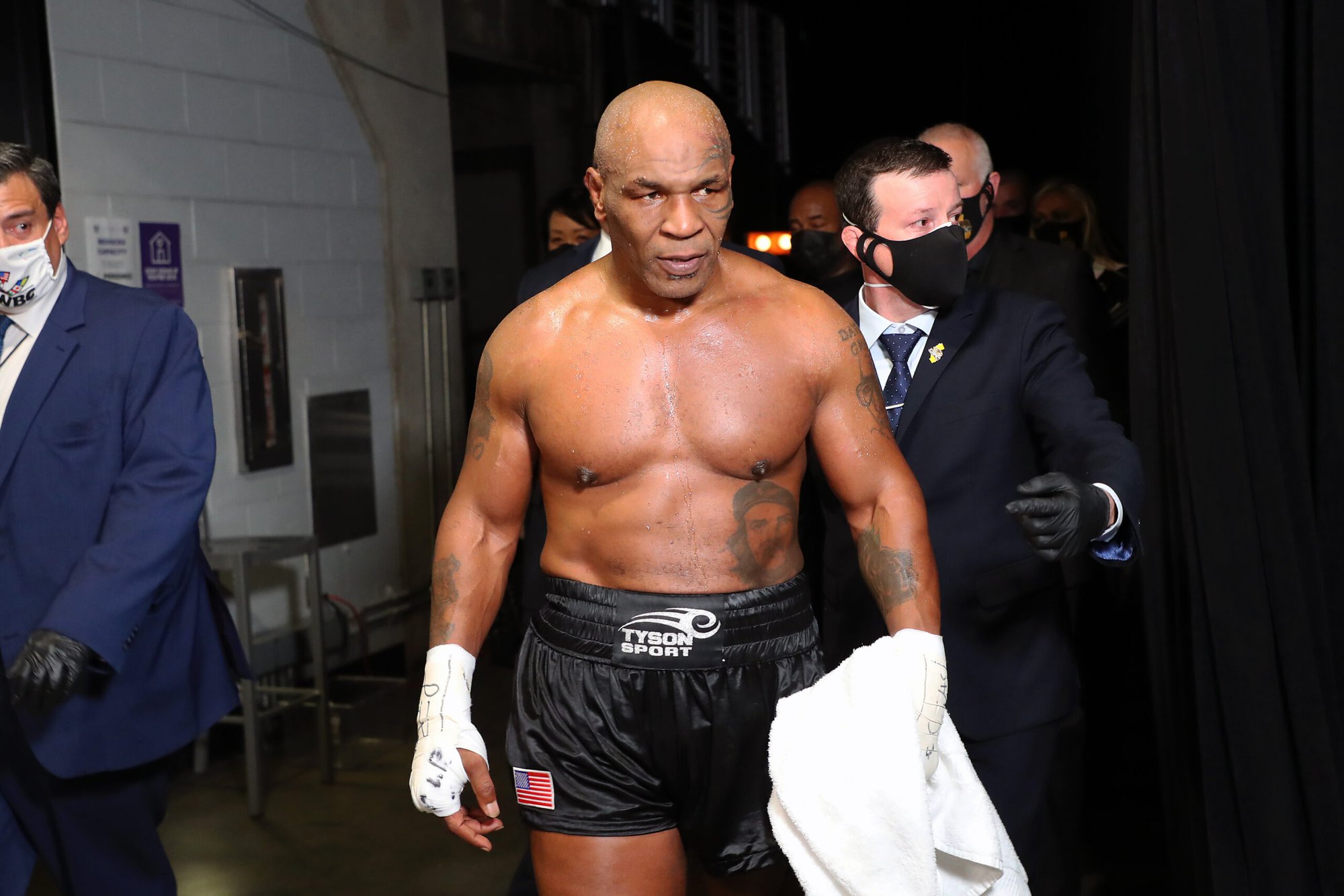 Mike Tyson's reckless spending habits caused him to lose 400 million USD: Giving a supercar to the opponent who beat him - Photo 3.