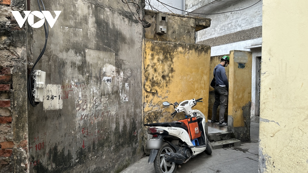 Hình ảnh nhà vệ sinh ở Hà Nội xuống cấp, bị người dân lấn chiếm - Ảnh 5.
