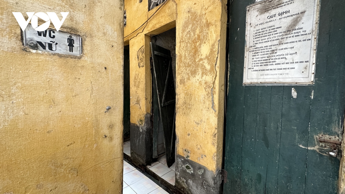Hình ảnh nhà vệ sinh ở Hà Nội xuống cấp, bị người dân lấn chiếm - Ảnh 9.