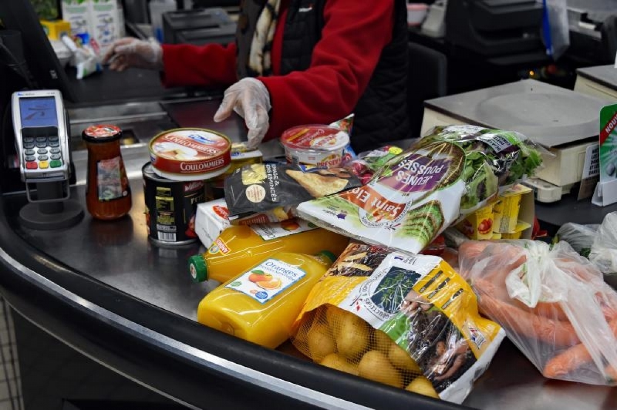 Gần một nửa người Pháp thu nhập thấp phải cắt giảm bữa ăn trong ngày vì lạm phát - Ảnh 1.