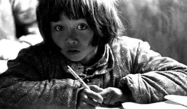 Bé gái nghèo khổ vùng núi bỗng nổi tiếng cả nước nhờ 1 bức ảnh: Không ai ngờ 32 năm sau, cuộc đời em thay đổi ngoạn mục - Ảnh 1.