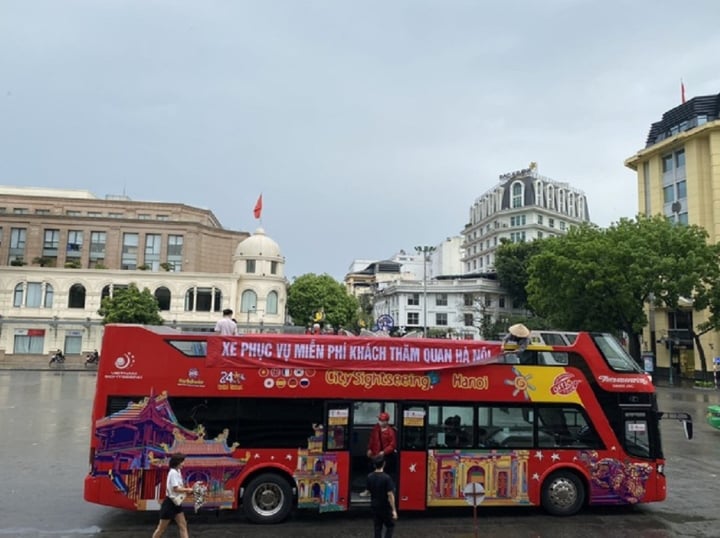 Băng rôn chào đón du khách đi xe bus 2 tầng Hà Nội lại sai chính tả - Ảnh 1.