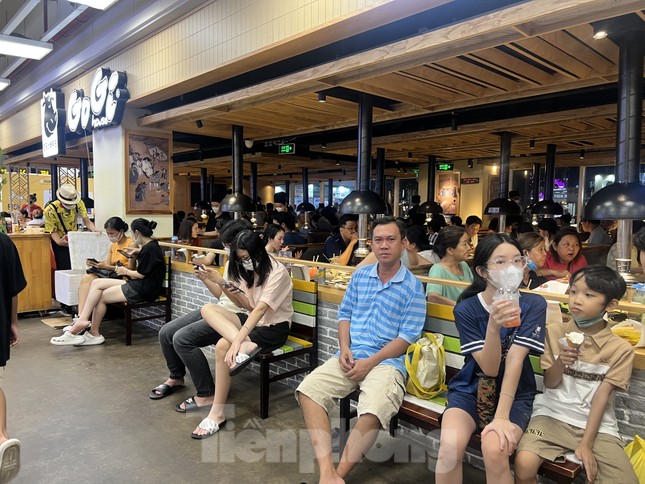Quán ăn ở các trung tâm thương mại đông nghịt khách, chờ 30 phút chưa được phục vụ - Ảnh 6.