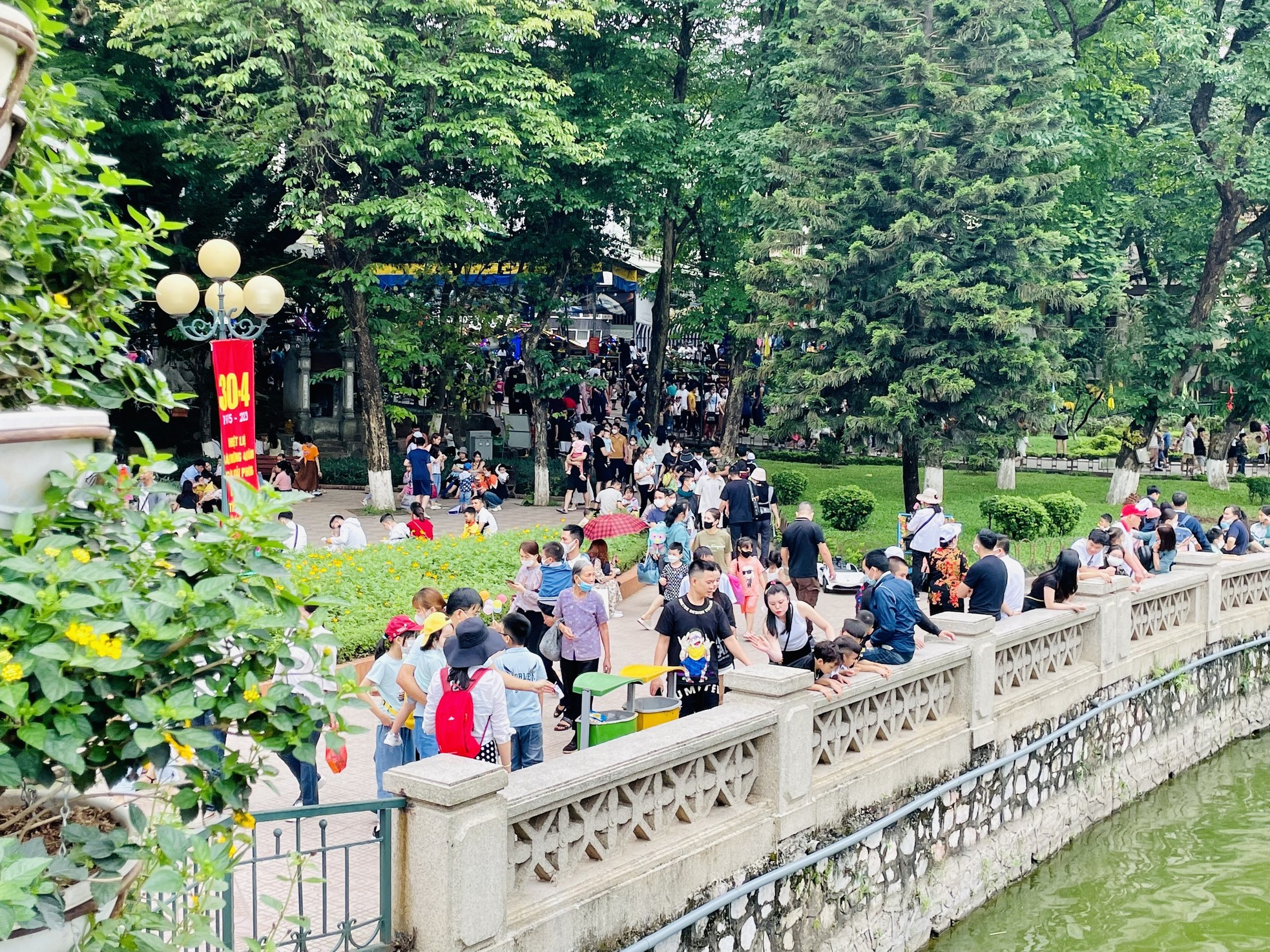 Công viên Hà Nội đông nghịt người dịp lễ 30/4 - 1/5 - Ảnh 3.