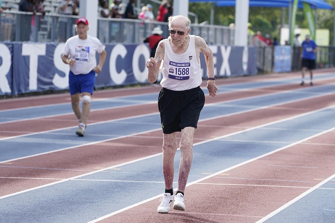Cụ ông 96 tuổi vẫn tham gia đại hội thể thao, hàng ngày làm 3 việc để khỏe mạnh - Ảnh 1.