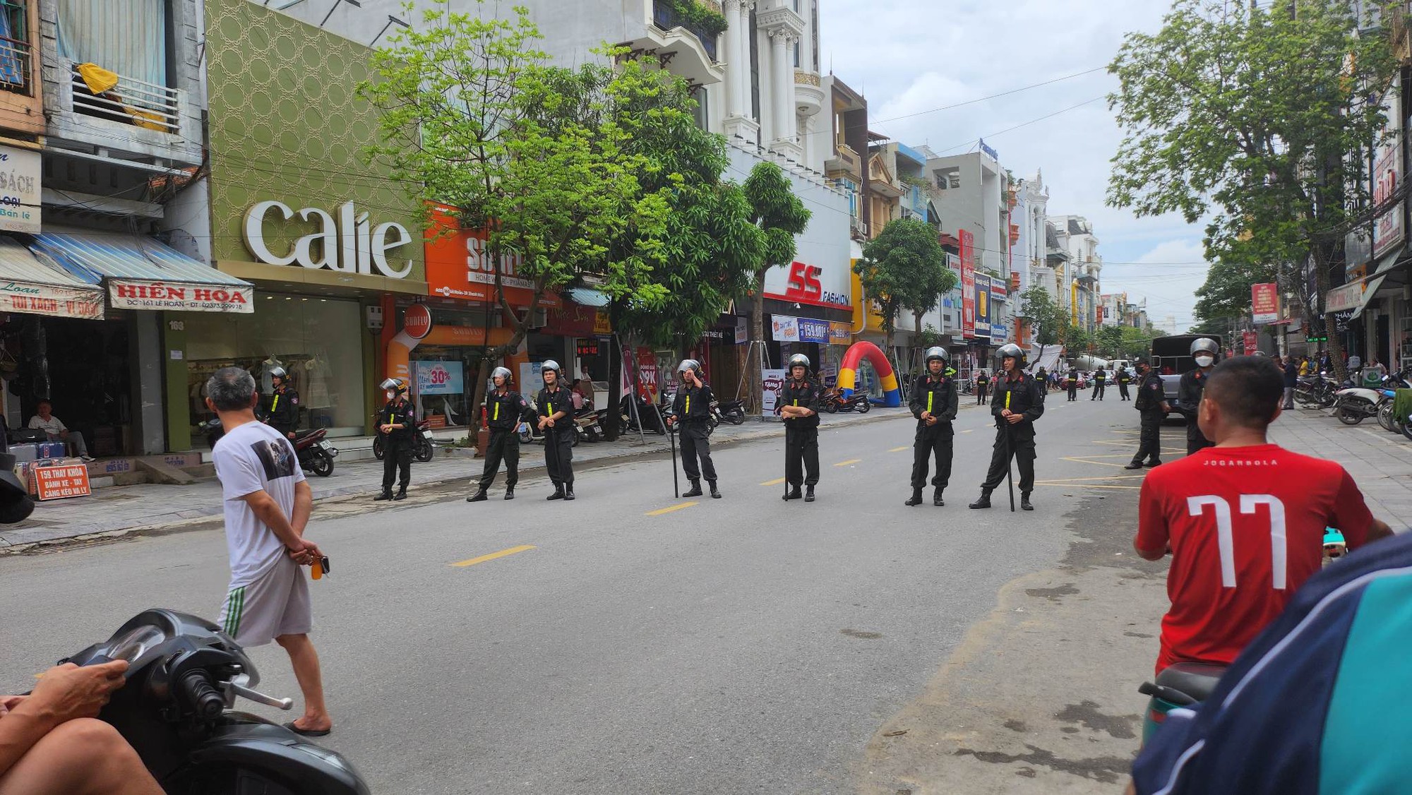 Hàng chục cảnh sát xuất hiện trước nhà trùm giang hồ Tuấn thần đèn ở Thanh Hóa - Ảnh 6.