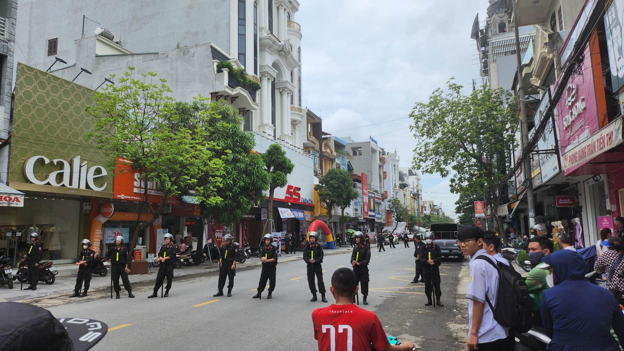 Hàng chục cảnh sát xuất hiện trước nhà trùm giang hồ Tuấn thần đèn ở Thanh Hóa - Ảnh 5.
