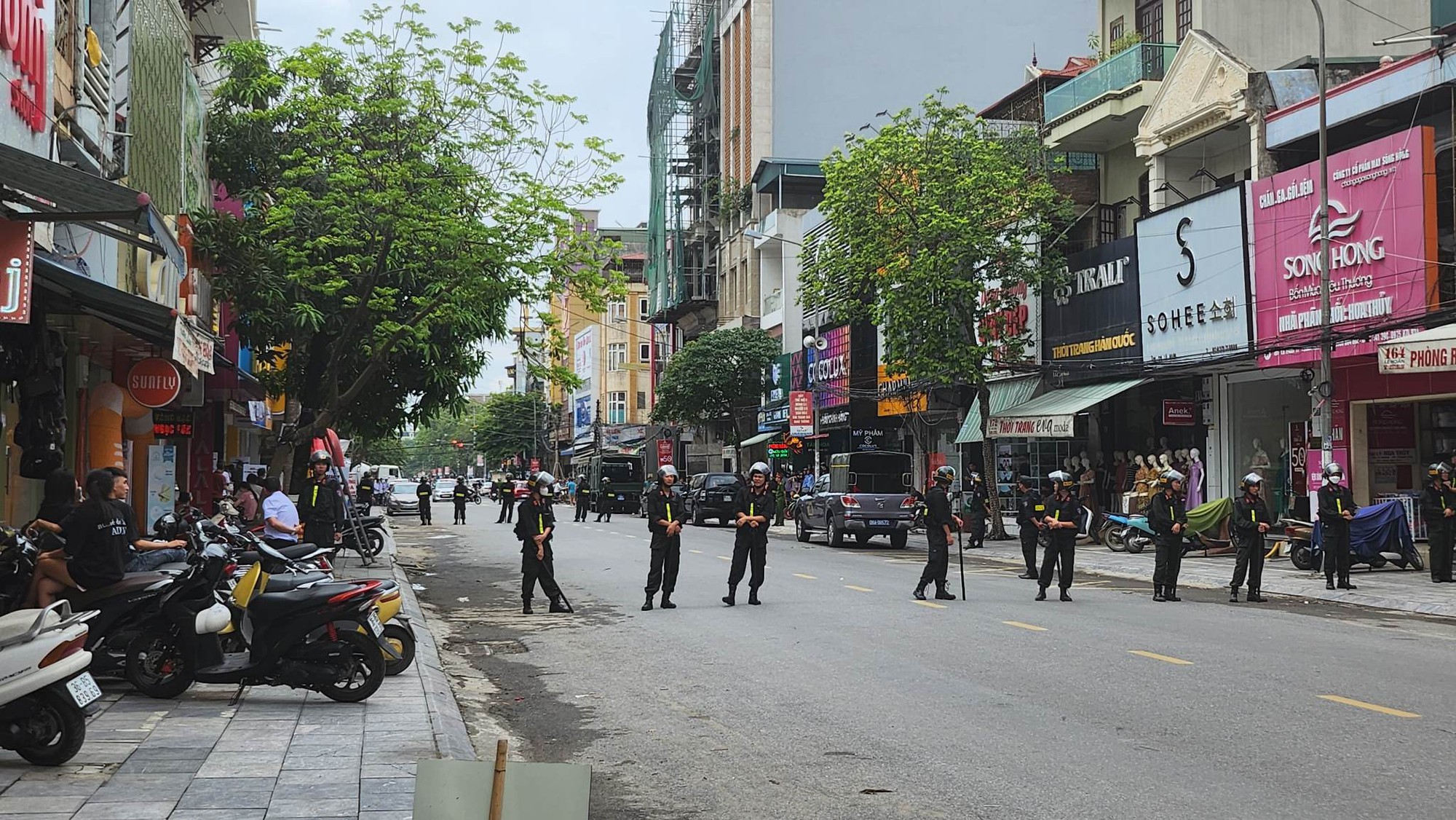 Hàng chục cảnh sát xuất hiện trước nhà trùm giang hồ Tuấn thần đèn ở Thanh Hóa - Ảnh 3.