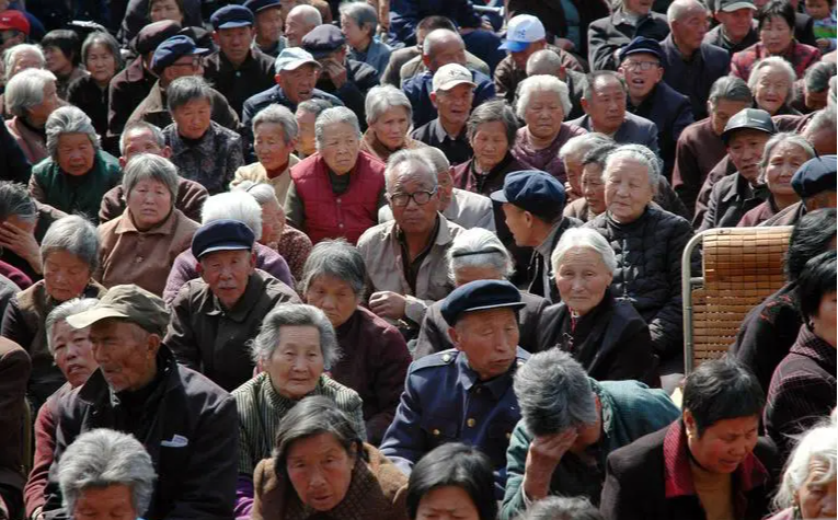 Dân số 'siêu già hóa', khoảng 100 triệu người Trung Quốc đối mặt với 'tương lai màu xám' - Ảnh 1.