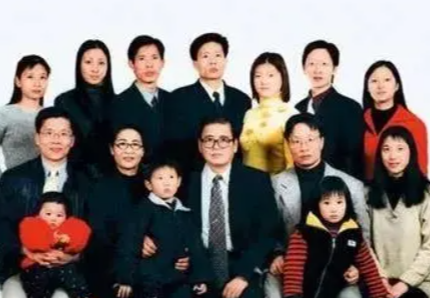 Nuôi dạy 6 con đỗ đại học top đầu thế giới, tên tuổi lẫy lừng, dấn thân vào giới thượng lưu, ông bố có 3 bí quyết "nhỏ nhưng có võ" - Ảnh 2.