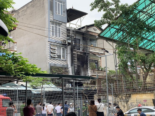 Vụ cháy 4 người tử vong ở Hà Nội: Nhân chứng bàng hoàng kể lại - Ảnh 1.