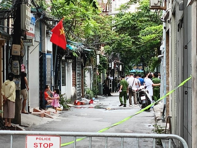 Vụ cháy 4 người tử vong ở Hà Nội: Nhân chứng bàng hoàng kể lại - Ảnh 4.