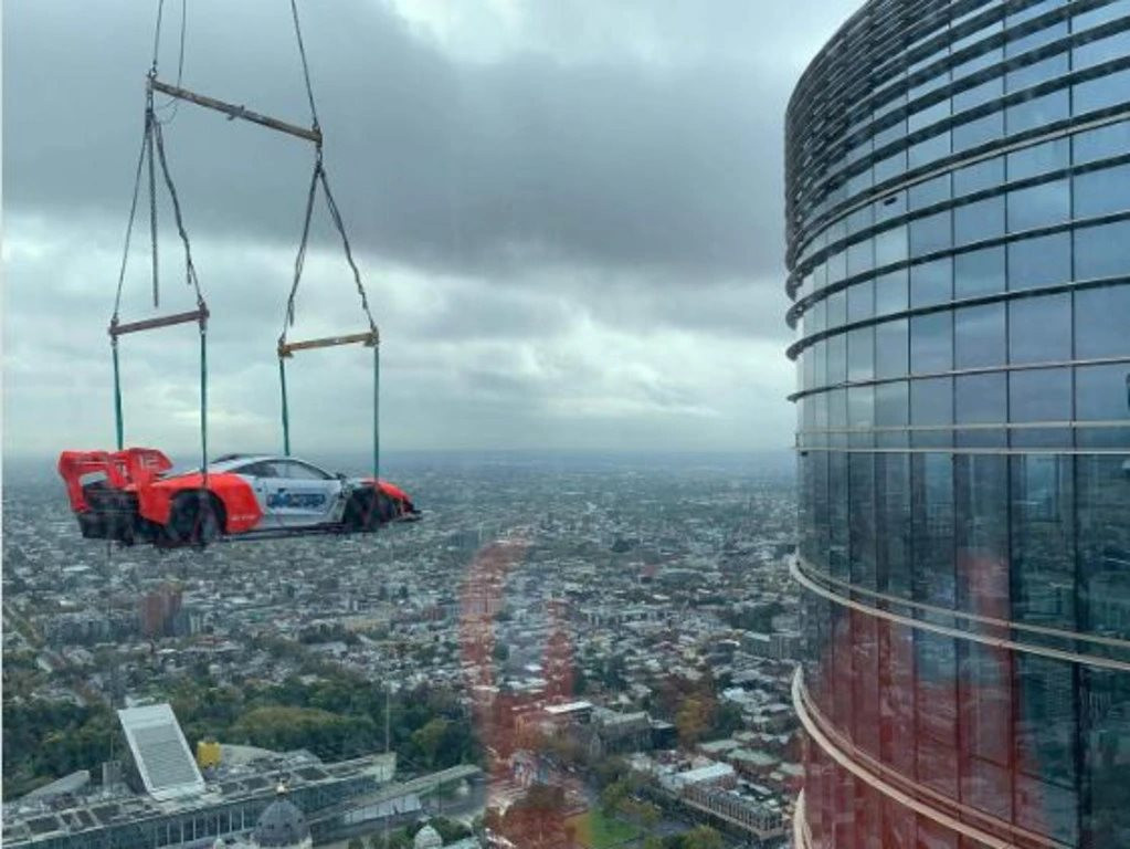 Màn phô trương sự giàu có độc nhất vô nhị: Cẩu siêu xe 2 triệu USD lên căn penthouse tầng 57 đắt đỏ, nhận về cái kết chính chủ không ngờ tới - Ảnh 1.