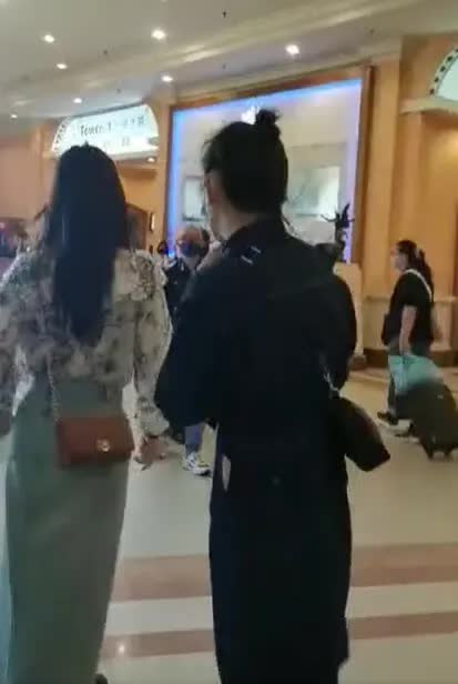 Malaysia: Chỉ vài giây mềm lòng, người đàn ông trung tuổi suýt mất tiền với 2 nữ &quot;siêu lừa&quot; ở trung tâm thương mại - Ảnh 1.