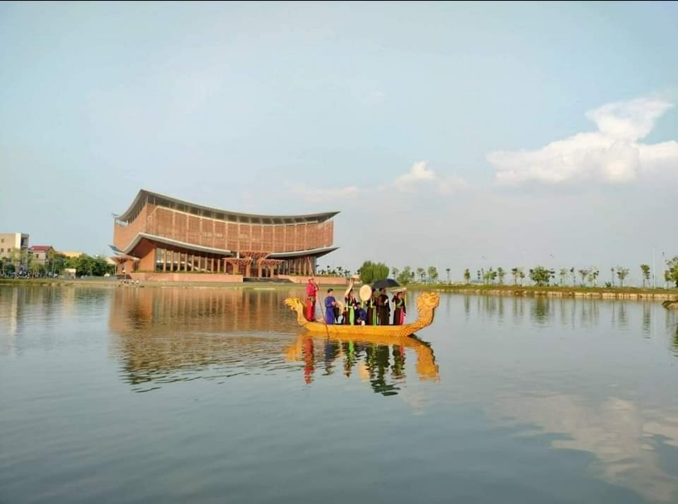 Tranh cãi hàng ghế gỗ bề thế trong nhà hát: 526 bàn ghế giá bao nhiêu? - Ảnh 3. Tranh cãi hàng ghế gỗ bề thế trong nhà hát: 526 bàn ghế giá bao nhiêu? - Ảnh 3.
