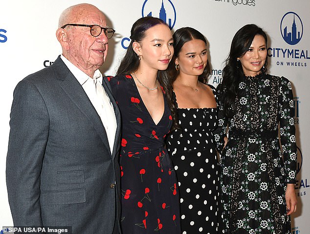 21222774-7703727-Coordinated_Chloe_Grace_and_Wendi_all_wore_print_dresses_for_the-a-19_1574235737978 21222774-7703727-Coordinated_Chloe_Grace_and_Wendi_all_wore_print_dresses_for_the-a-19_1574235737978