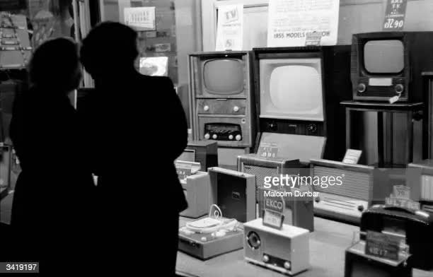 Bí mật rùng rợn bên trong chiếc TV mà phòng khách nhà ai cũng có: Cứ ngỡ vô tri, hóa ra chúng vẫn đang "nhìn lén" bạn mỗi ngày! - Ảnh 1. Bí mật rùng rợn bên trong chiếc TV mà phòng khách nhà ai cũng có: Cứ ngỡ vô tri, hóa ra chúng vẫn đang "nhìn lén" bạn mỗi ngày! - Ảnh 1.