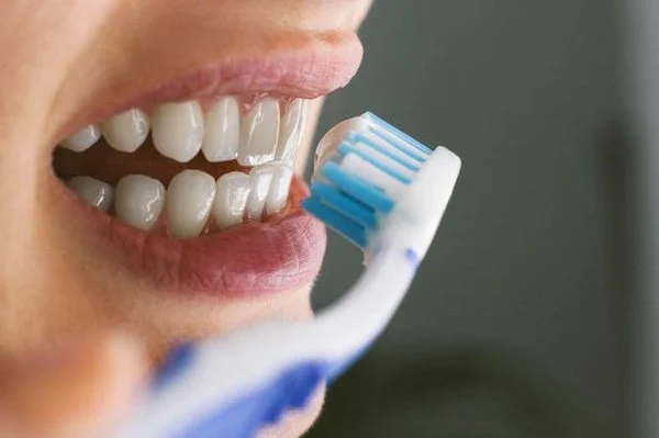 Nên đánh răng trước hay sau khi ăn sáng? Sai lầm 80% người mắc phải khiến khoang miệng trở thành “ổ vi khuẩn” - Ảnh 2.