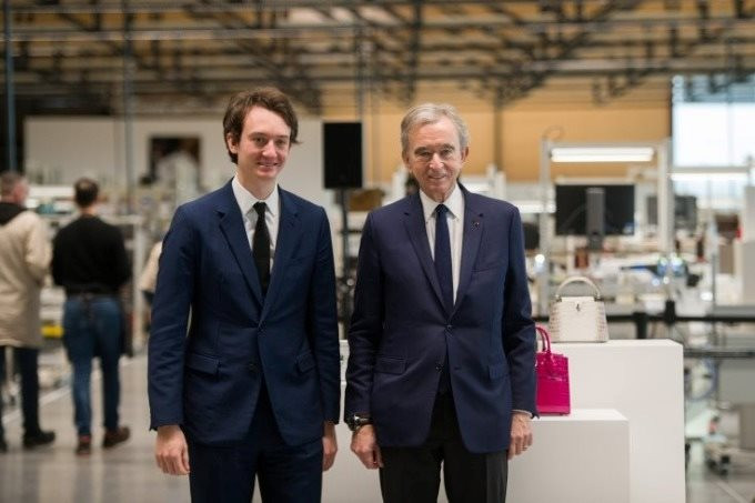 Hổ phụ sinh hổ tử: Chưa cần được thừa kế Louis Vuitton, Dior…, con trai 28 tuổi của tỷ phú giàu nhất thế giới sắp tự xây dựng 1 hãng đồng hồ tỷ USD - Ảnh 1.