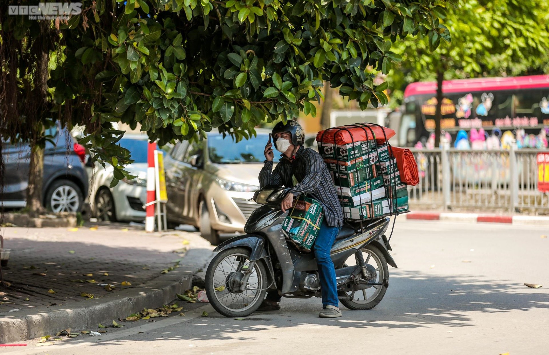 Đường phố Hà Nội 'vắng như Tết' trong ngày nắng như đổ lửa - Ảnh 13.