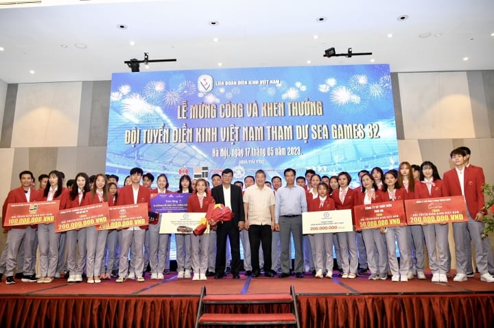 Nguyễn Thị Oanh cùng đồng đội nhận thêm gần 1 tỷ đồng tiền thưởng - Ảnh 1.