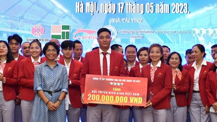 Nguyễn Thị Oanh cùng đồng đội nhận thêm gần 1 tỷ đồng tiền thưởng - Ảnh 2.