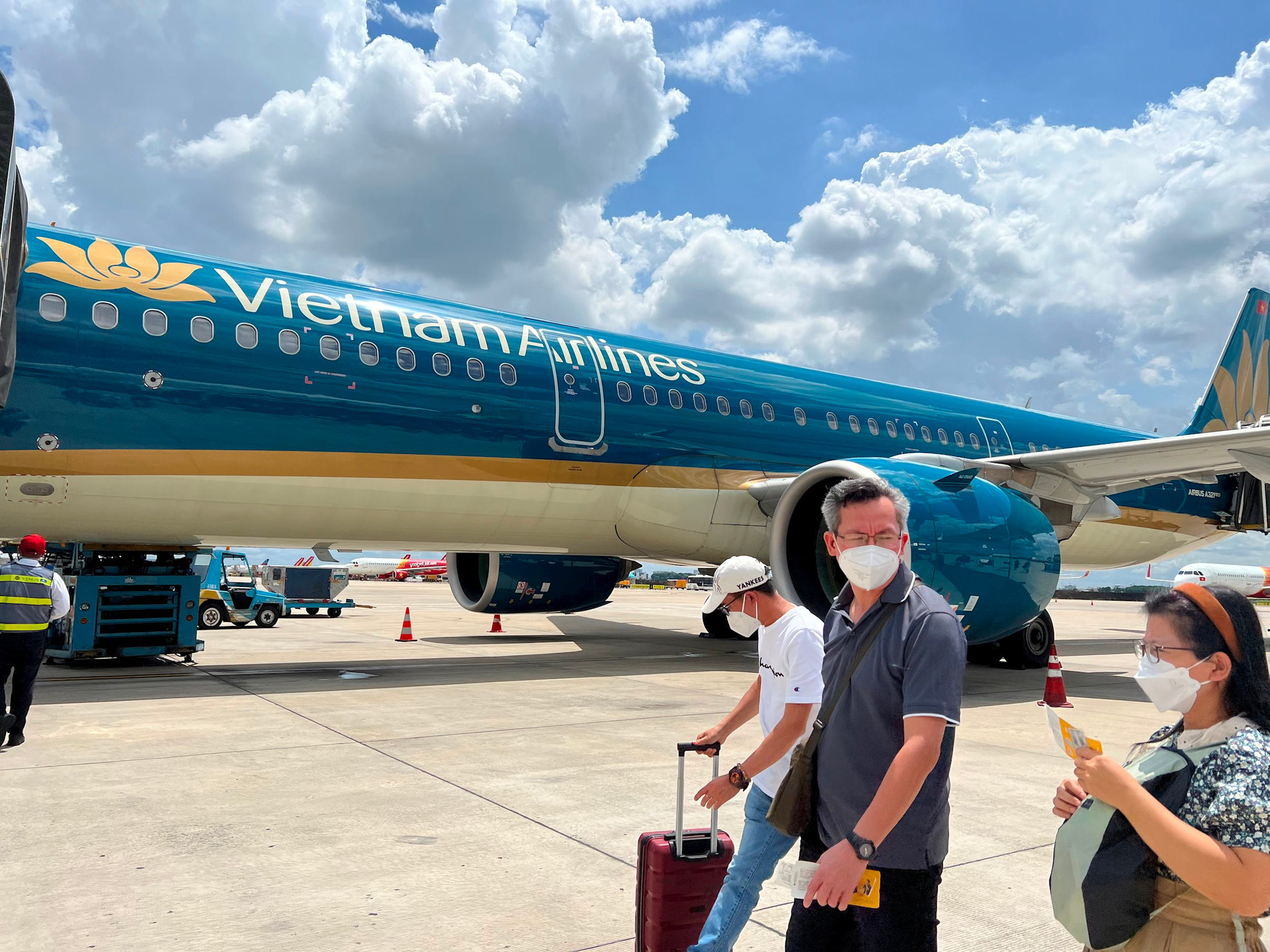 Khi hãng bay Việt Nam loay hoay thoát lỗ, hãng hàng không láng giềng thưởng 8 tháng lương do lãi lớn - Ảnh 2.