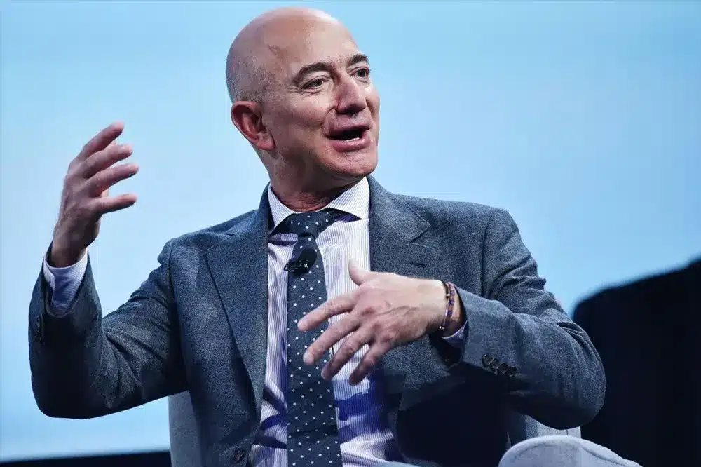 Không chỉ “vung tiền” vi vu siêu du thuyền 500 triệu USD, cách tỷ phú Jeff Bezos tiêu tiền ai nhìn cũng choáng: 10 phút bay lên vũ trụ tốn 5,5 tỷ USD, xây đồng hồ trong núi mất 42 triệu USD - Ảnh 4.