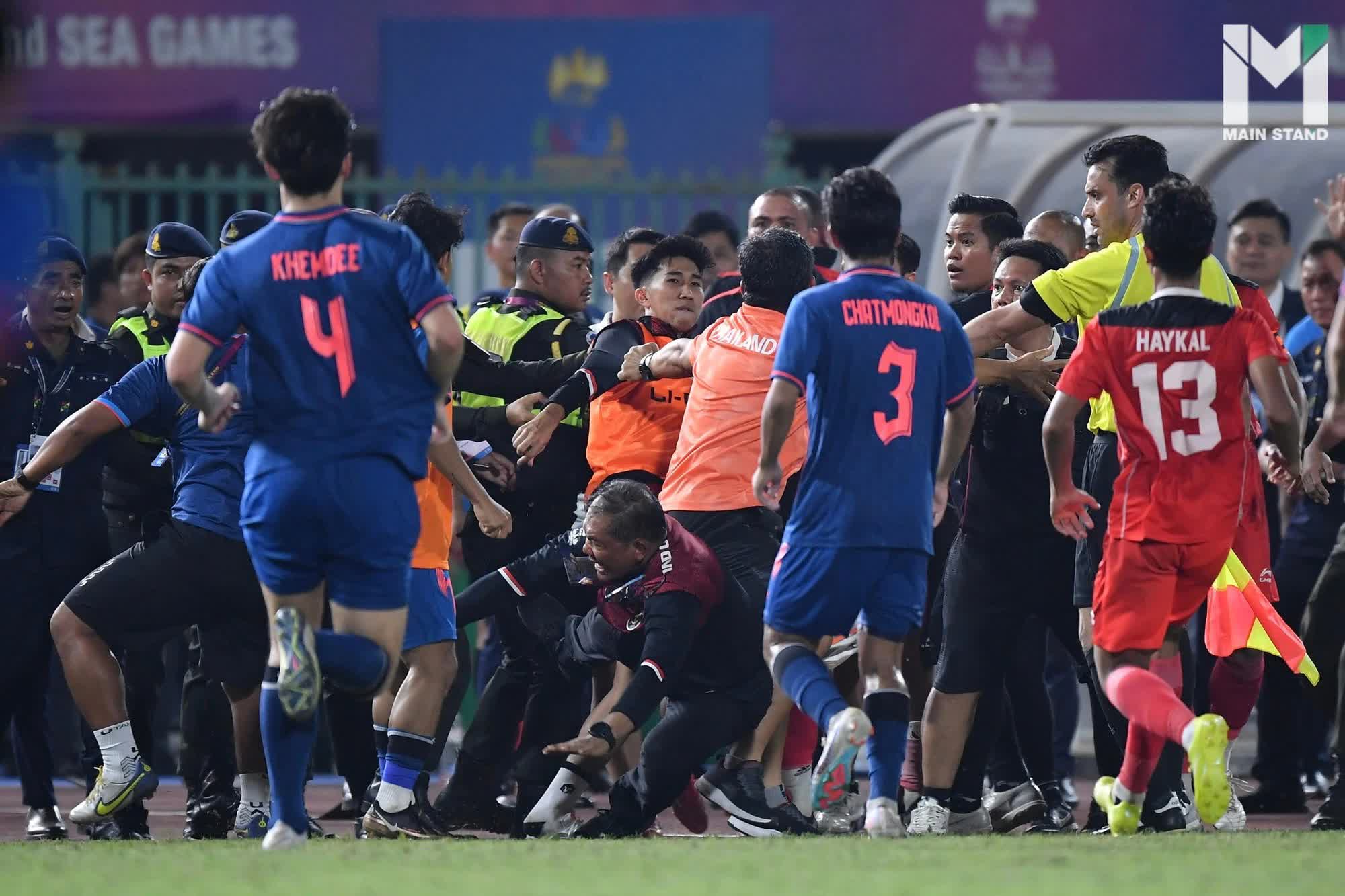 Những chuyện độc lạ ở SEA Games 32: Từ bốc thăm giành HCV cho đến vụ ẩu đả kinh hoàng ở môn bóng đá nam - Ảnh 6. Những chuyện độc lạ ở SEA Games 32: Từ bốc thăm giành HCV cho đến vụ ẩu đả kinh hoàng ở môn bóng đá nam - Ảnh 6.