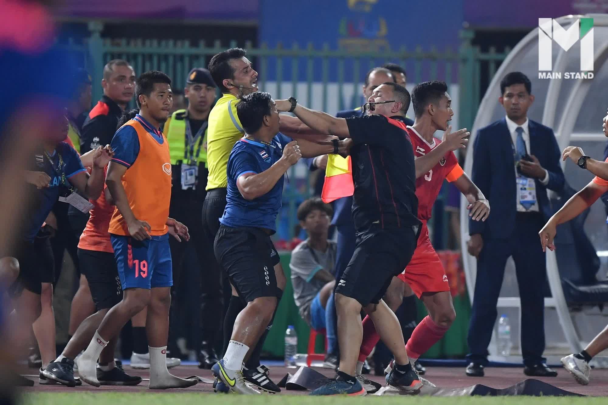 Những chuyện độc lạ ở SEA Games 32: Từ bốc thăm giành HCV cho đến vụ ẩu đả kinh hoàng ở môn bóng đá nam - Ảnh 5. Những chuyện độc lạ ở SEA Games 32: Từ bốc thăm giành HCV cho đến vụ ẩu đả kinh hoàng ở môn bóng đá nam - Ảnh 5.