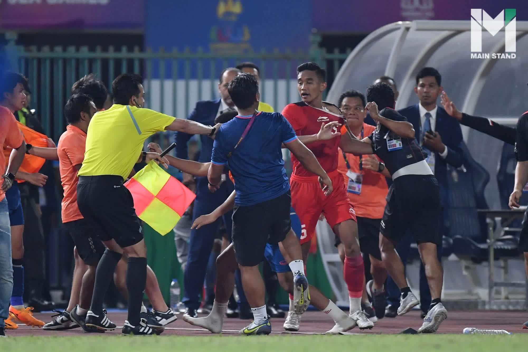 Những chuyện độc lạ ở SEA Games 32: Từ bốc thăm giành HCV cho đến vụ ẩu đả kinh hoàng ở môn bóng đá nam - Ảnh 4. Những chuyện độc lạ ở SEA Games 32: Từ bốc thăm giành HCV cho đến vụ ẩu đả kinh hoàng ở môn bóng đá nam - Ảnh 4.