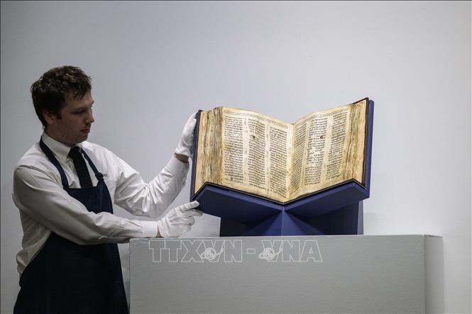 Cuốn Kinh thánh Do Thái cổ nhất thế giới được bán với giá 38,1 triệu USD - Ảnh 1.