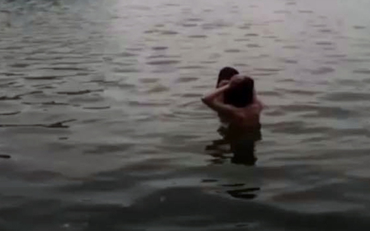 2 thanh niên tắm tiên tại hồ Gươm bị xử lý - Ảnh 1.