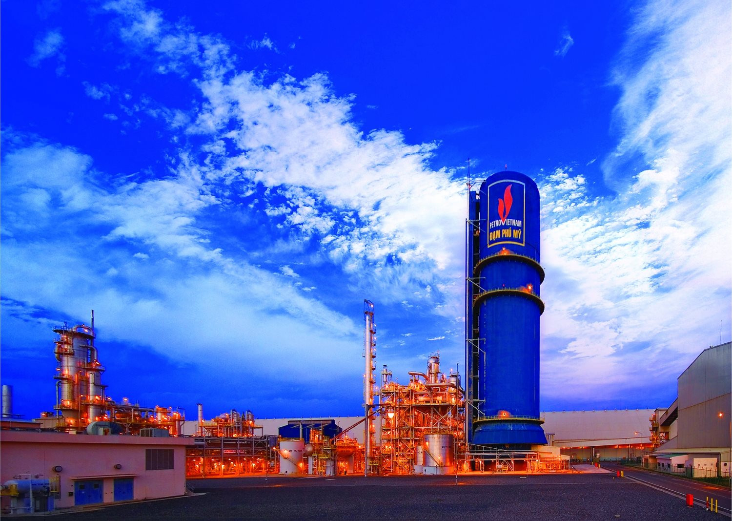 EVN đề nghị ngừng toàn bộ nhà máy Đạm Cà Mau và Đạm Phú Mỹ đến hết tháng 5 để nhường khí cho sản xuất điện - Ảnh 1.