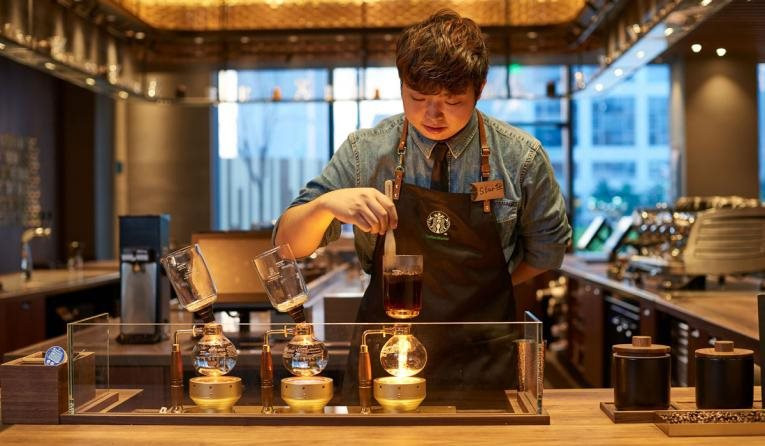 Người Trung Quốc mê trà nhưng Starbucks không bị “khai tử” mà mở hơn 6000 cửa hàng, doanh thu năm 2022 tới 2,5 tỷ USD: Tất cả là nhờ vào 1 chiến lược “thâm nhập” đặc biệt - Ảnh 4.