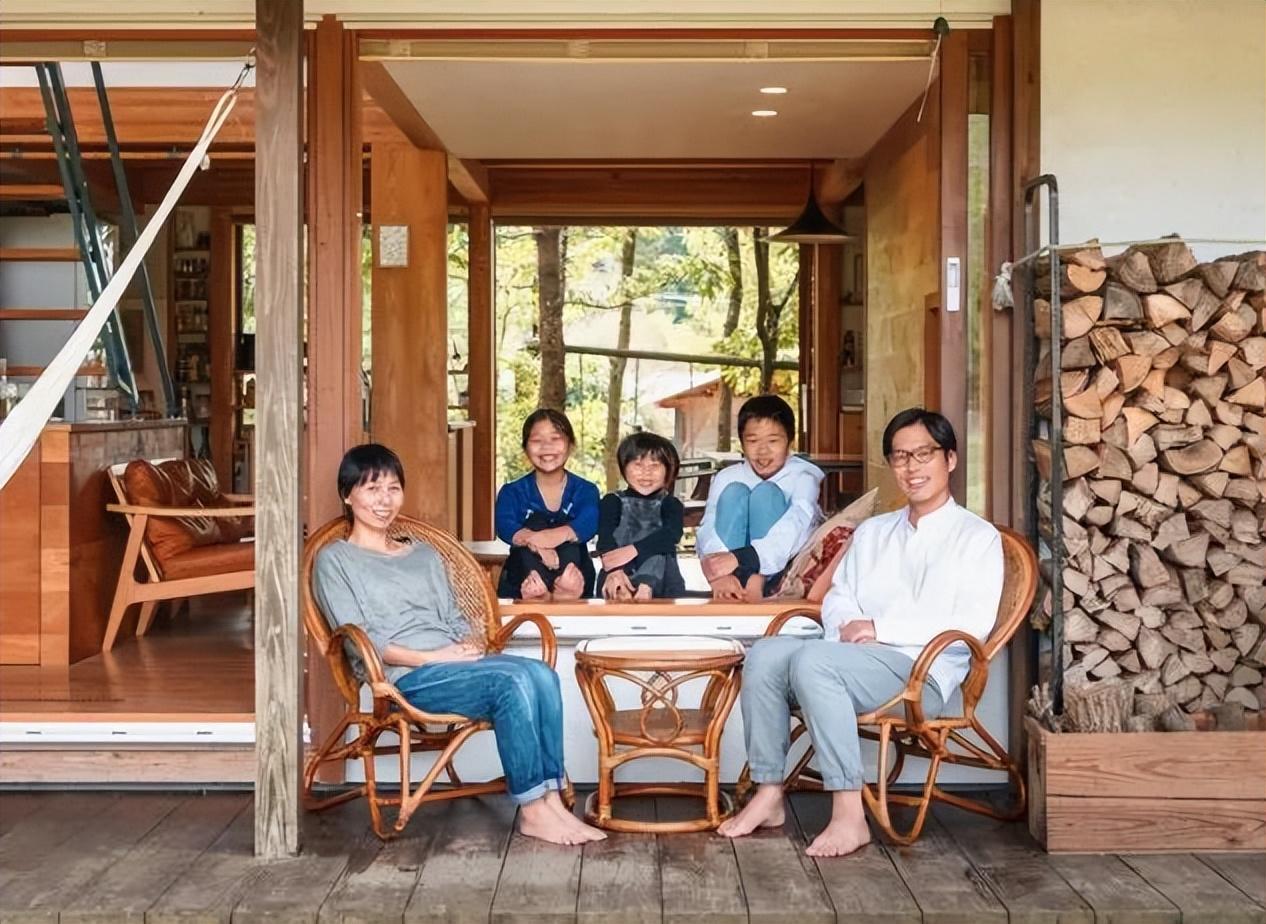Tự sự của gia đình 5 người sống trên núi 10 năm: Quyết mua mảnh đất hoang giá 297 triệu đồng vì muốn có một ngôi nhà thoải mái cho con, cuộc sống trong ngôi nhà gỗ là 'thiên đường riêng' mà ai cũng ước mơ - Ảnh 2. Tự sự của gia đình 5 người sống trên núi 10 năm: Quyết mua mảnh đất hoang giá 297 triệu đồng vì muốn có một ngôi nhà thoải mái cho con, cuộc sống trong ngôi nhà gỗ là 'thiên đường riêng' mà ai cũng ước mơ - Ảnh 2.